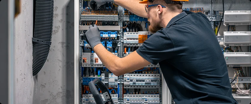 Segurança Elétrica Começa no Painel: Entenda o Papel Vital dos Quadros de Distribuição