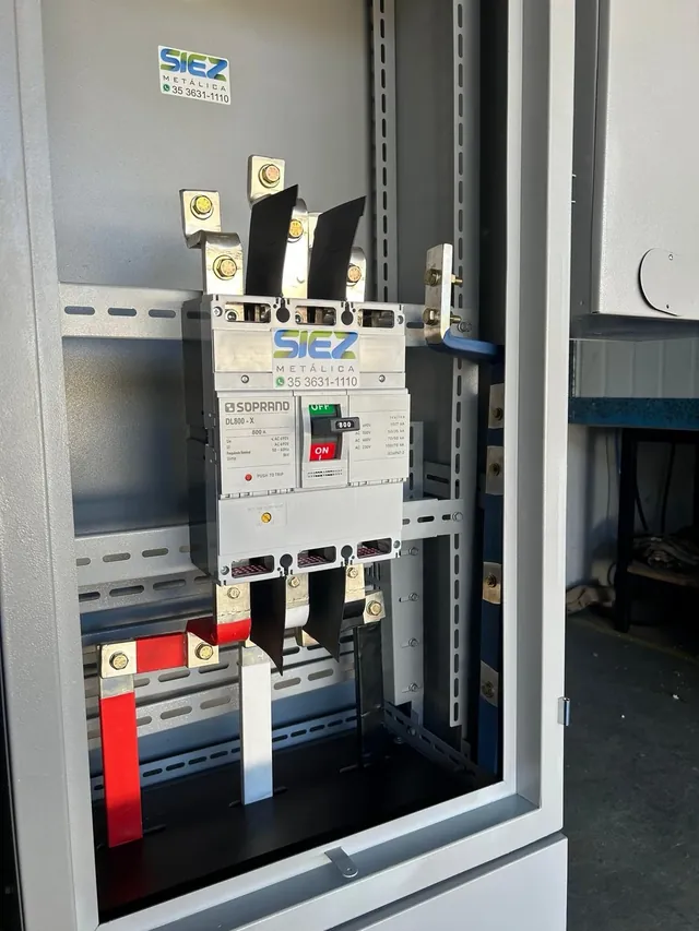 Detalhe do disjuntor e dos barramentos de uma caixa CM18.