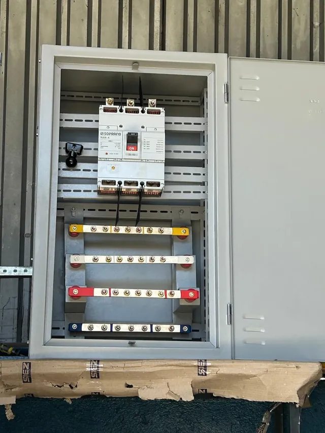 Caixa CEMIG CM10 com disjuntor e barramentos.