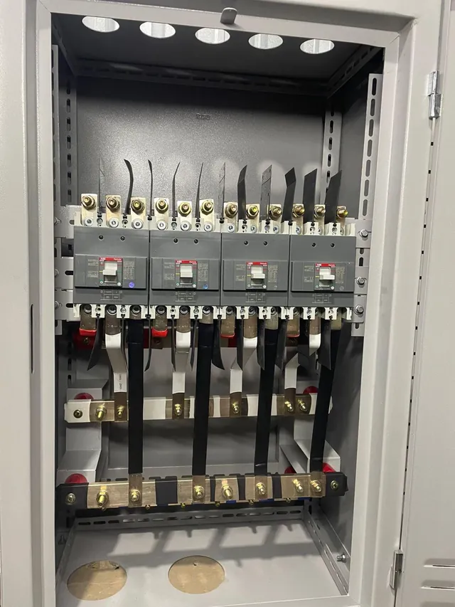 Detalhe da montagem interna e das conexões de distribuição.
