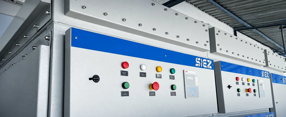 Painéis elétricos SIEZ fabricados para distribuição e controle industrial.