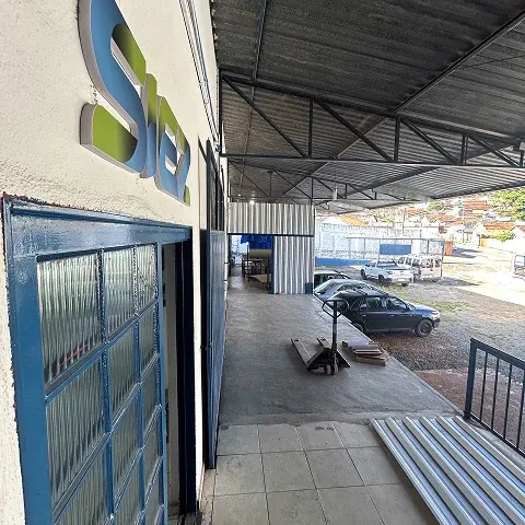 Entrada e área coberta da sede da SIEZ.